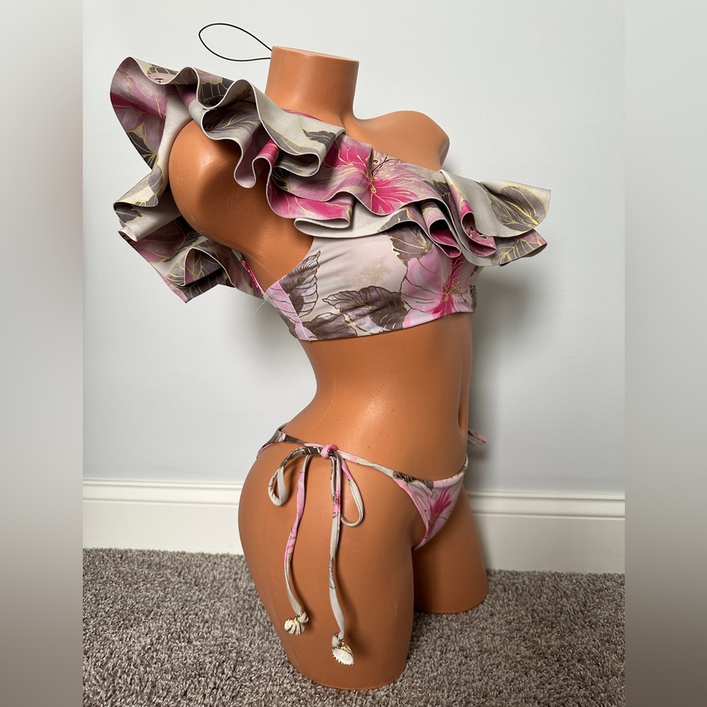 Beach Riot - Ines Top in Golden Hibiscus - Picture 2 of 3